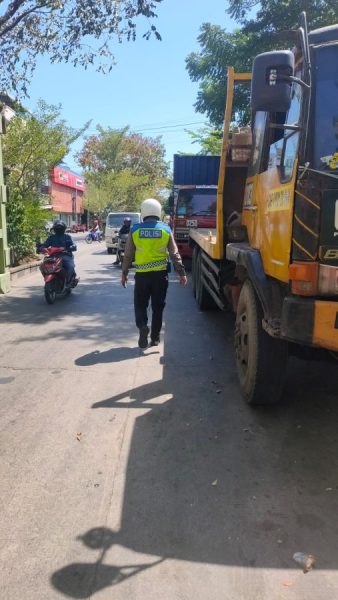 Respons Cepat, Unit Lantas Polsek Wajo Lakukan Gatur Untuk Urai Kemacetan
