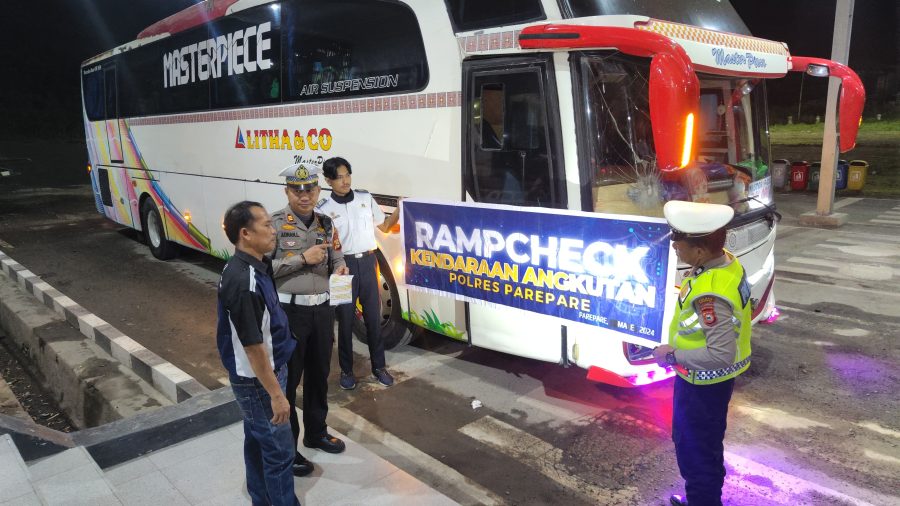 Kasat Lantas Polres Parepare Pimpin Tim Ram Check, Periksa Layak Jalan Kendaraan Dan Sosialisaikan Jam Waktu Mengemudi