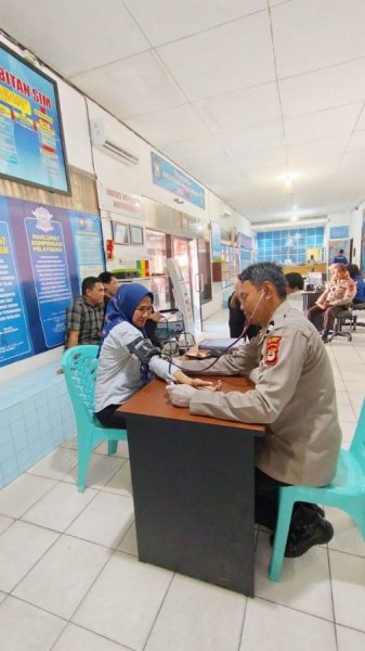 Polres Palopo memberikan pemeriksaan gratis bagi masyarakat yang akan mengurus Surat Keterangan Catatan Kepolisian (SKCK) dan Surat Ijin Mengemudi (SIM)
