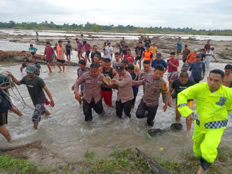 Kapolsek Sabbang Pimpin Evakuasi: Pria 75 tahun Tenggelam Ditemukan di Sungai Rongkong