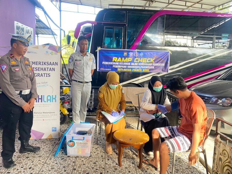 Polantas Bone dan Instansi Terkait Gelar Ramp Chek Periksa Kendaraan dan Sopir Bus