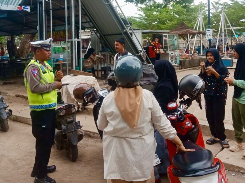 Patroli Satuan Lalu Lintas Imbau Masyarakat Tidak Parkir Menggunakan Bahu Jalan