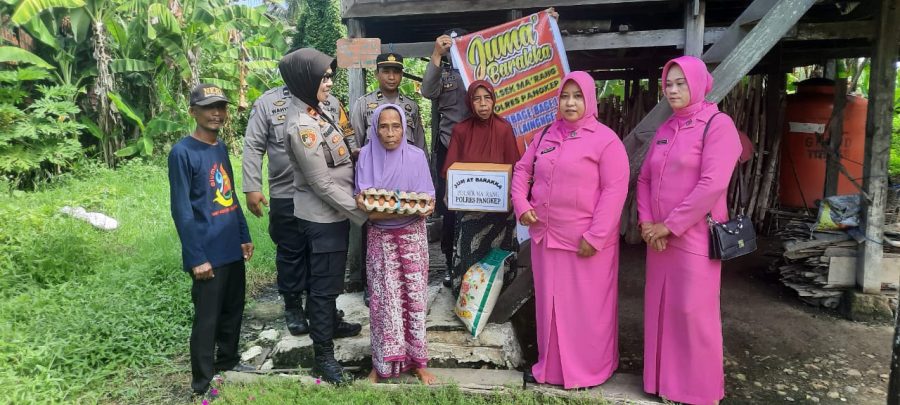 Jum’at Berkah; Polres Pangkep Berbagi Sembako, Ajak Masyarakat Jaga Harkamtibmas
