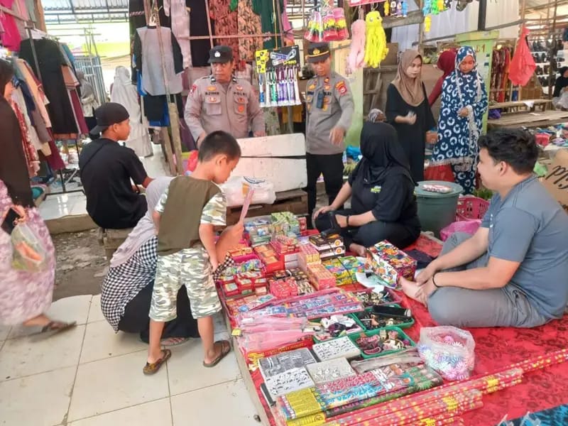 Anggota Piket Lakukan PAM Pasar Kabere Kecamatan Cendana, Beri Rasa Aman Kepada Pengunjung