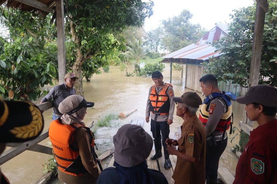 Kapolres Luwu Utara Bersama Bupati Luwu Utara Tinjau Lokasi Banjir dan Bagikan Bantuan Sosial