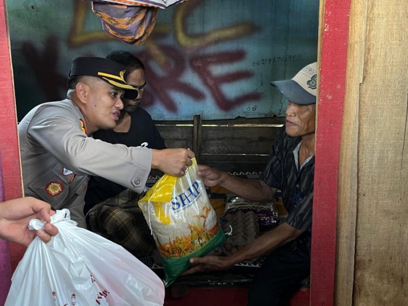 Wujud kepedulian kepada warga,Kapolres Soppeng kembali salurkan bantuan sosial kepada warga kurang mampu