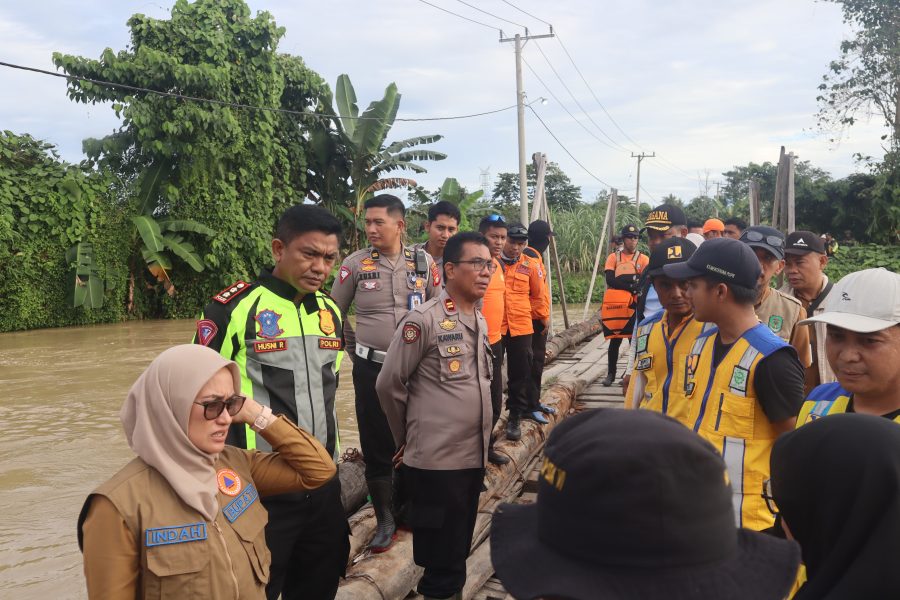 Kapolres Luwu Utara Bersama Bupati Tinjau Tanggul Jebol di Desa Pombakka