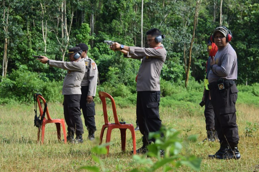 Latihan Menembak Personel Polres Bone di Lapangan Tembak Wolangi, Barebbo