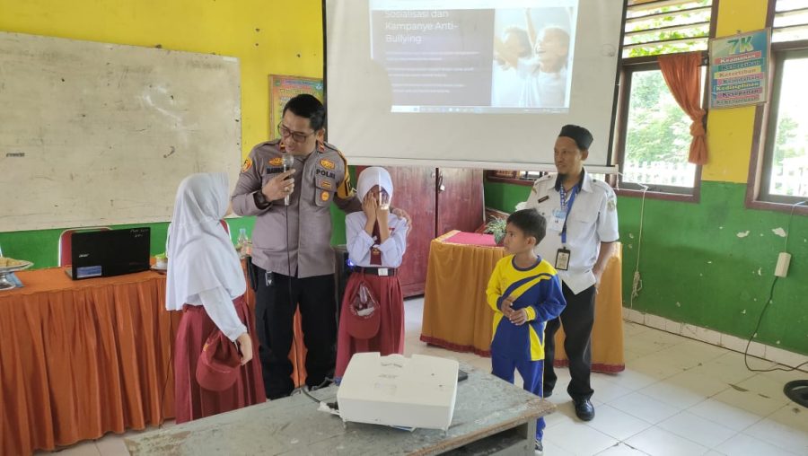 Kapolsek Pitu Riase Beri Penyuluhan ke Murid SD Tentang Larangan Bullying