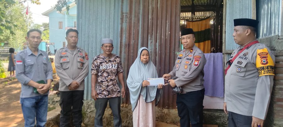 Program Mabbarakka ,Kapolres Maros Berikan bantuan Tunai Pada warga Miskin,Lansia dan Lansia di Kecamatan Simbang Maros.