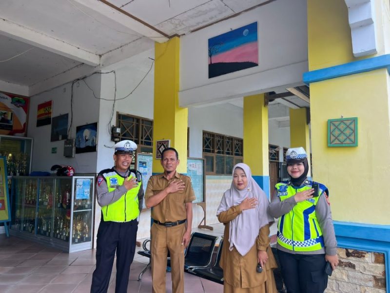 Koordinasi Pembentukan Patroli Keamanan Sekolah (PKS) di SMPN 4 Masamba oleh Unit Kamsel Sat Lantas Polres Luwu Utara