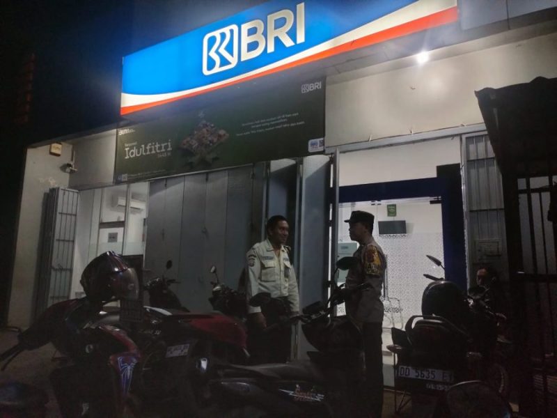 Cek ATM Bank BRI, Patroli Polsek Segeri Sampaikan Ajak Satpam Dan Nasabah Ciptakan Siskamtibas Aman Dan Kondusif*