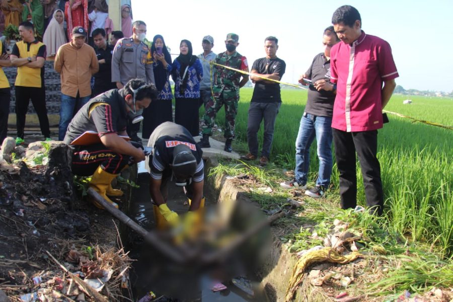 Polsek Barombong Bersama Tim Identifikasi Polres Gowa Olah TKP Penemuan Mayat Bayi Diirigasi Persawahan