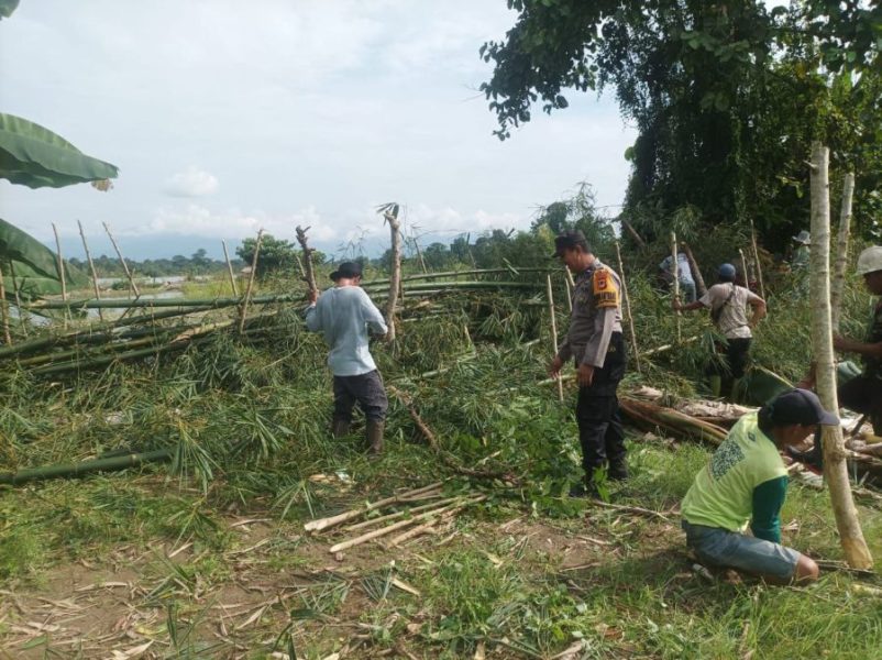 Tiga Pilar Desa Dampingi Warga dalam Giat Gotong Royong di Dusun Bone Kallua