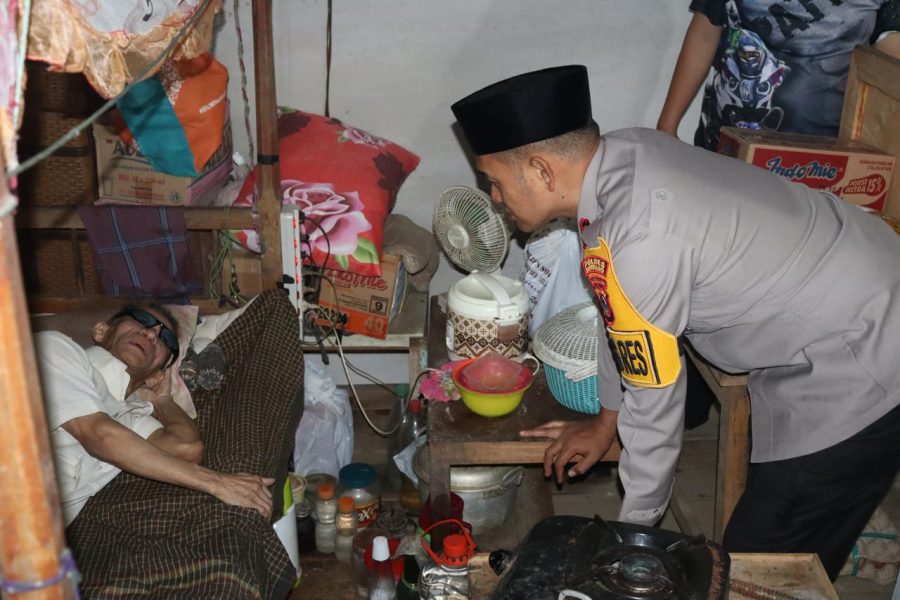 Kapolres Soppeng melaksanakan baksos kepada lel Salama yang hidup sebatangkara dan mengalami lumpuh serta buta selama bertahun tahun