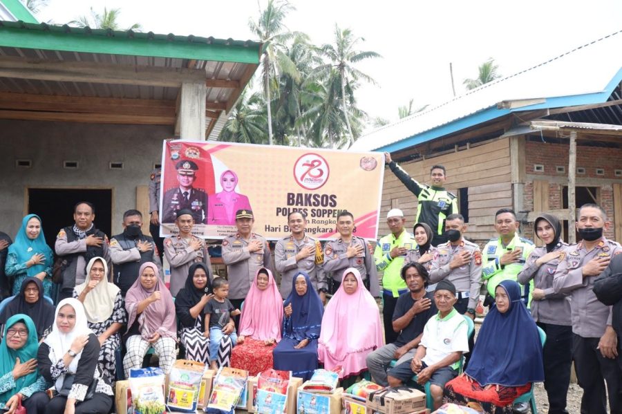 Polres Soppeng bersama Bhayangkari Cabang Soppeng menggelar Bakti Sosialpenyaluran Bansos kepada warga kurang mampu
