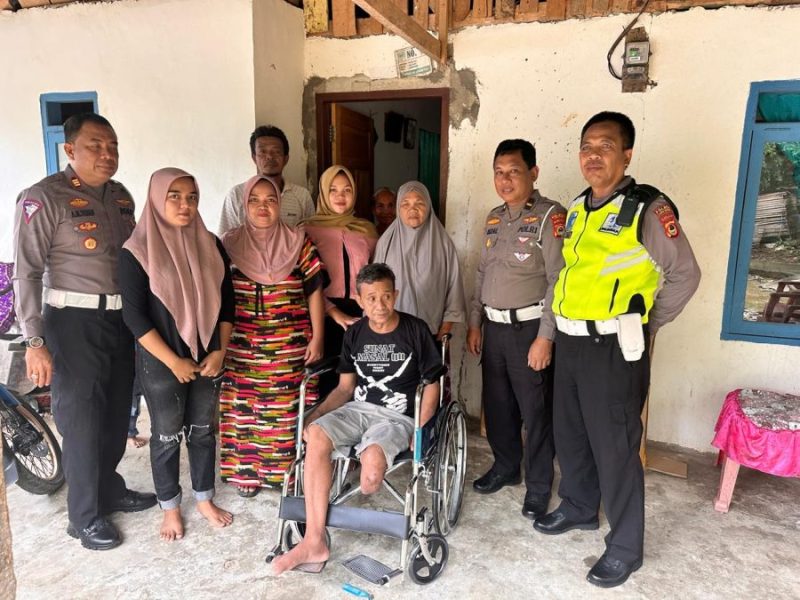 *Kapolres Luwu Utara Wujudkan Kepedulian dengan Berikan Bantuan Kursi Roda dalam Rangka memperingati HUT Polri ke-78*