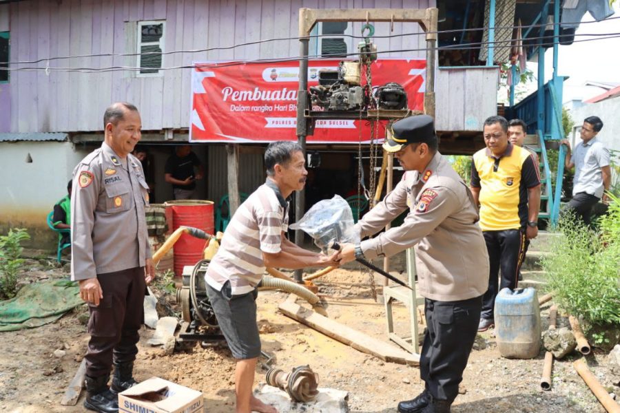 Semarak Hari Bhayangkara ke-78, Polres Bone Bantu Pembuatan Sumur Bor untuk Keluarga Amir