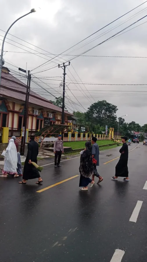 Jamin Keamanan Warga Saat Penyelenggaraan Sholat Idul Adha, Personil Polsek Maiwa Lakukan Pengamanan Pada Setiap Masjid