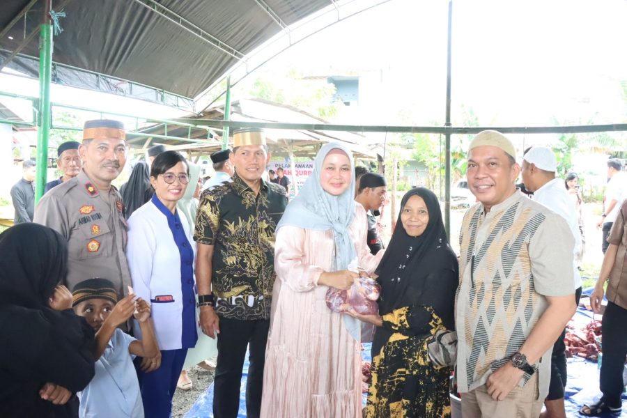 Perayaan Idul Adha, Kapolres Sidrap Didampingi Ketua Bhayangkari Serahkan Daging Kurban kepada Masyarakat dan Media