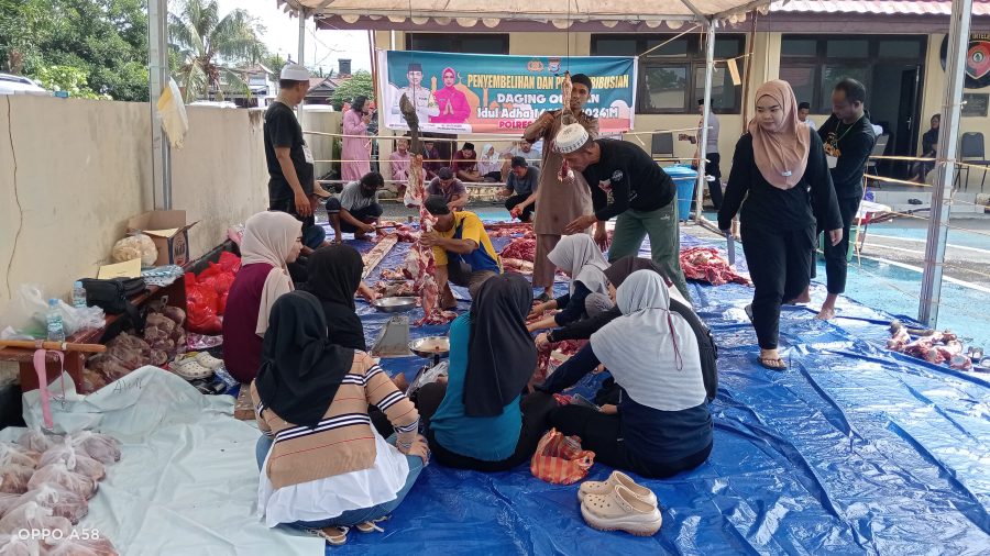 *Sambut Hari Raya Idul Adha 1445 H, Polres Luwu Utara Berbagi Daging Kurban*