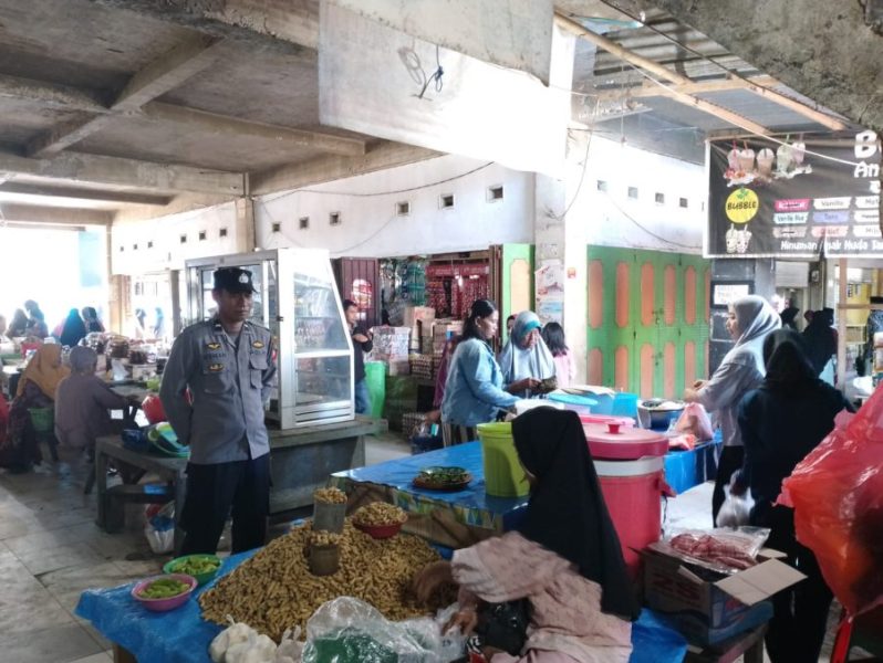 Antisipasi Tindak Pidana Pasca Lebaran idul adha, Personil Piket Polsek Segeri melaksanakan Patroli dialogis dan Pengamanan pasar Tradisional*