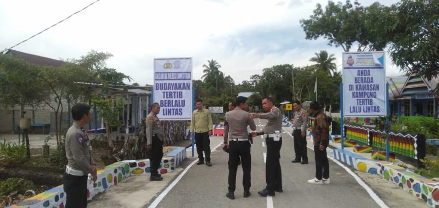 *Sat Lantas polres Luwu utara dampingi tim Subdit Kamsel Polda Sulsel Tinjau Kampung Tertib Lalu Lintas di Desa Batu Alang*