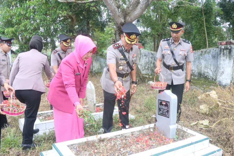 Rangkaian HUT Bhayangkara Ke 78, Kapolres Sidrap Pimpin Upacara Ziarah Rombongan Di TMP Mario