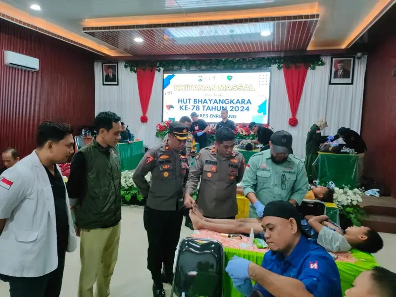 Peringati HUT Bhayangkara Ke-78, Polres Enrekang Gelar Khitanan Massal