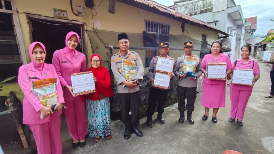 Polres Palopo bersama Bhayangkari Cabang Palopo melaksanakan kegiatan bantuan sosial (Bansos) di Kelurahan Lagaligo