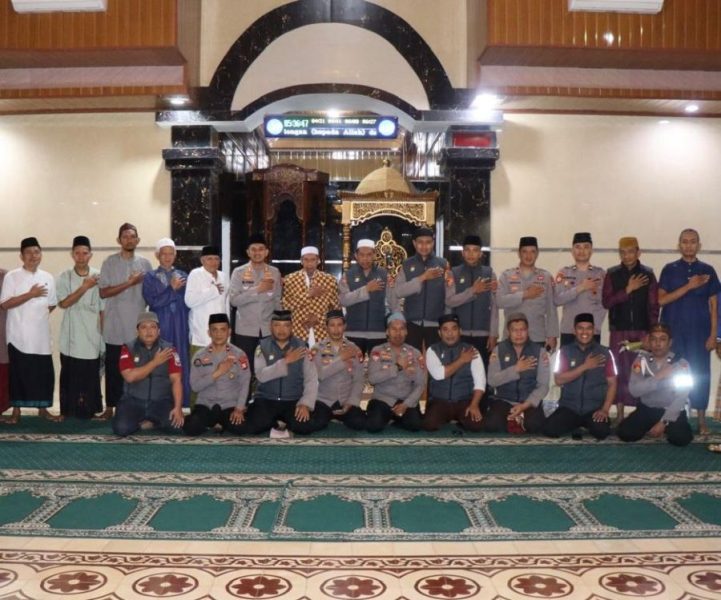 Kapolres Soppeng sampaikan Tauziah agama dan pesan-pesan kamtibmas dalam giat safari Subuh