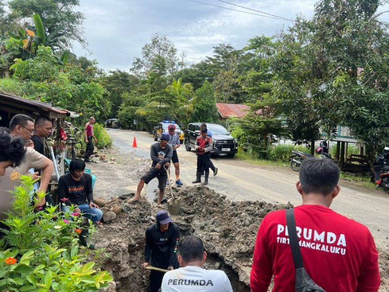 Kapolres Palopo mengecek langsung proses perbaikan Pipa milik PAM Tirta Mangkaluku, kota Palopo