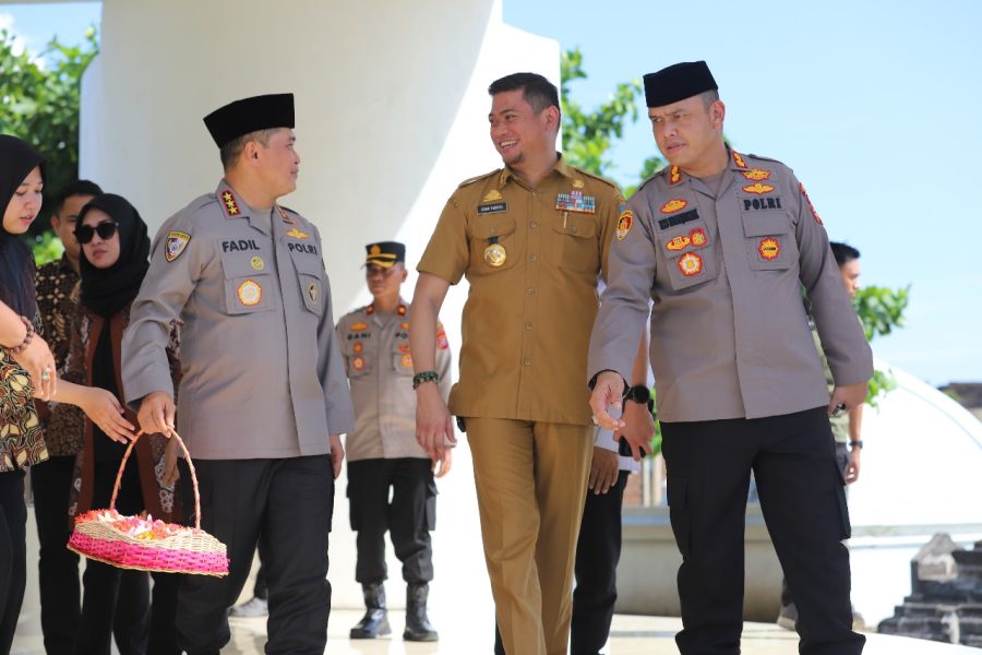 Kapolres Gowa Dampingi Kabaharkam Polri Ziarah ke Makam Pahlawan Nasional di Kabupaten Gowa