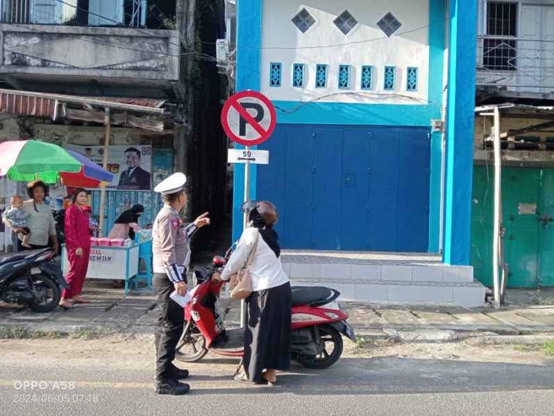 Terciduk Polisi !!! Seorang Pengendara Motor Parkir Dibawah Rambu Larangan Parkir