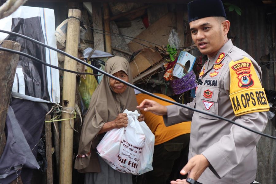 Wujud kepedulian kepada warga,Kapolres Soppeng kembali salurkan bantuan sosial kepada warga kurang mampu