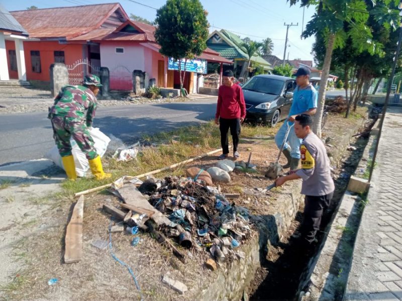 Wujudkan Sinergitas TNI-POLRI : Bhabinkamtibmas Polsek Baebunta dan Babinsa Bersama Warga Bersihkan Drainase di Desa Lara