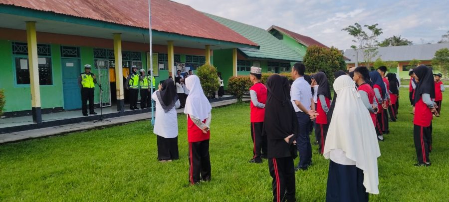 “Police Goes to School: Satlantas Polres Luwu Utara Edukasi Siswa M.Ts Negeri Masamba tentang Keselamatan Lalu Lintas”
