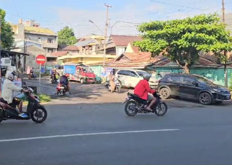 Terciduk Labrak Rambu Larangan Masuk, Seorang Pengendara Digiring Kembali Kejalan Yang Benar Oleh Polisi