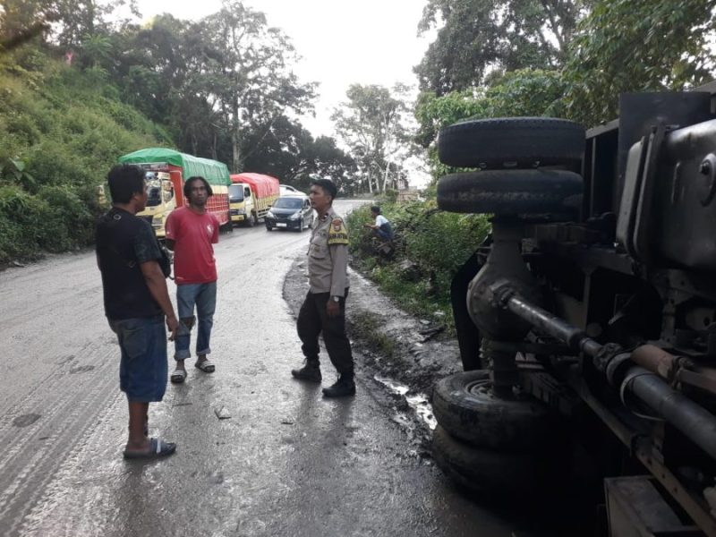 Truk Pengangkut Dedak Terbalik di Bukit Kemiri Maros