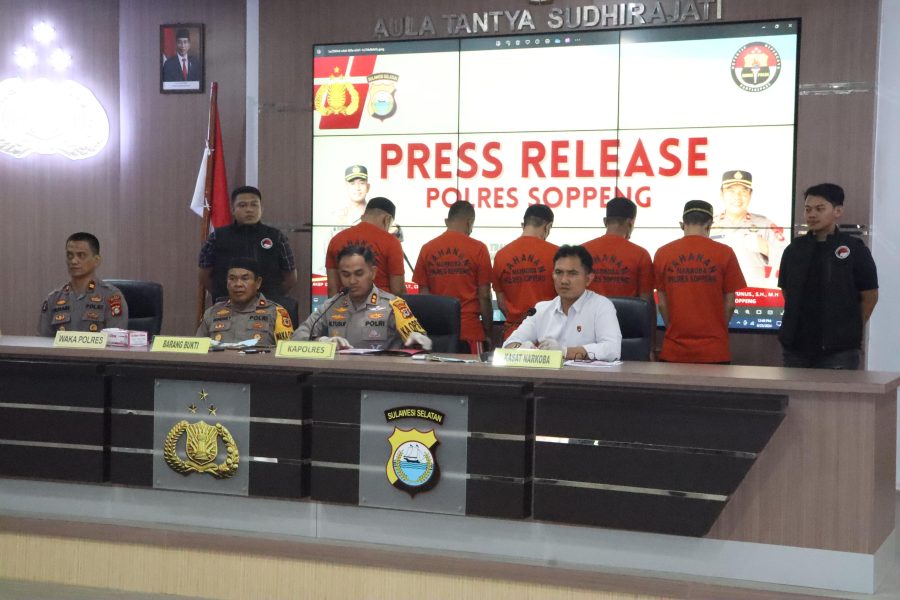 Polres Soppeng Gelar Press Release dengan sejumlah kasus tindak pidana yang berhasil di ungkap oleh Sat Reskrim dan Sat Narkoba wilayah Hukum Polres Soppeng