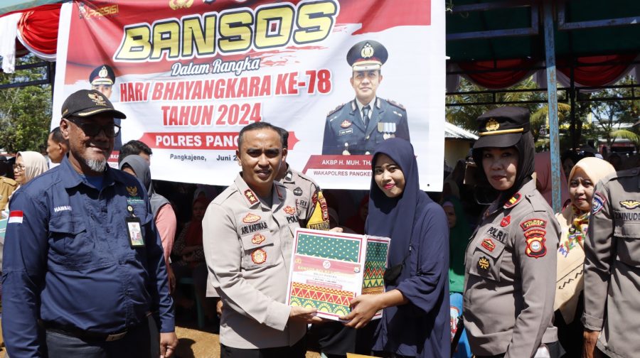 Hadiri Zoom Meeting Serentak Bersama Kapolri, Kapolres Pangkep Bagikan Sembako Jelang Hari Bhayangkara ke-78