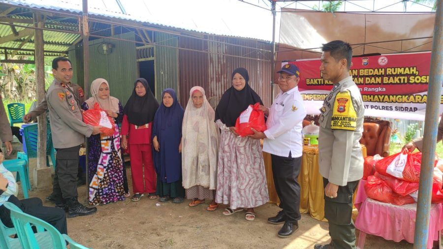 Rangkaian Hari Ulang Tahun Bhayangkara ke-78, Personel Polres Sidrap Resmikan Bedah Rumah dan Beri Bantuan ke Masyarakat