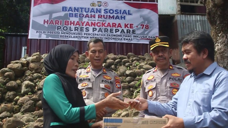 Dapat Bantuan Bedah Rumah, Warga Menagis di Parepare