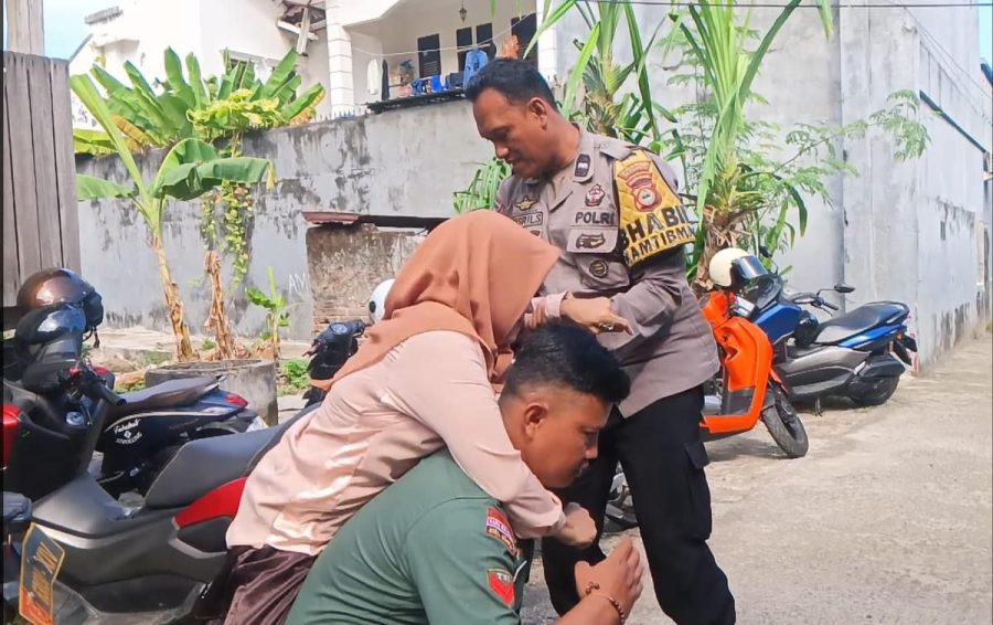Penyandang Disabilitas Digendong TNI / Polri ke Lokasi Pemberian Bantuan Bakti Sosial
