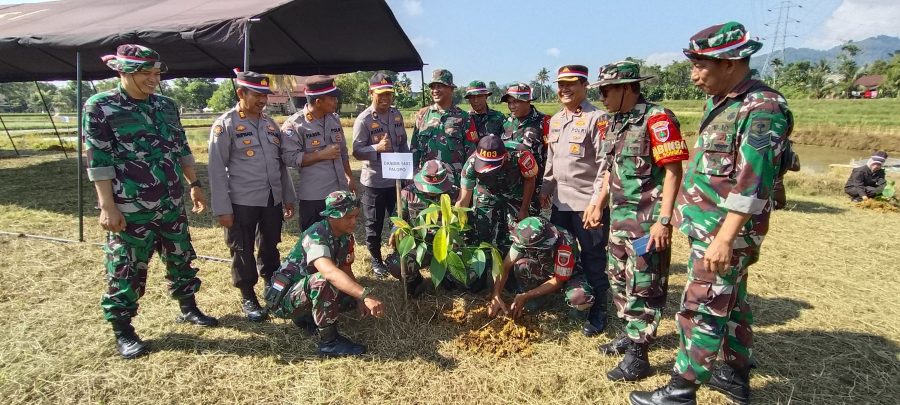 Polres Palopo laksanakan bakti sosial penanaman pohon dan ketahanan pangan