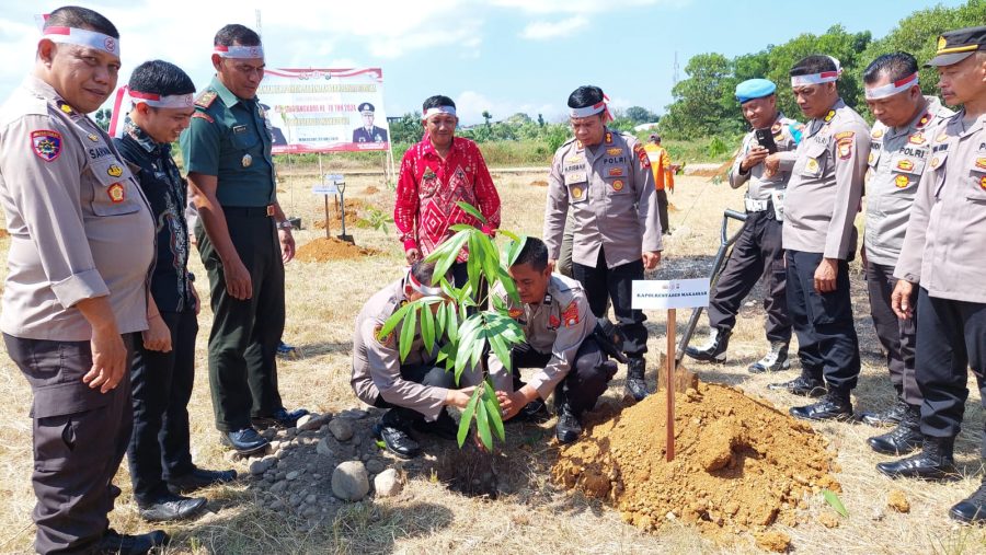 Polrestabes Makassar Menanam Pohon Serentak Menyambut Hari Bhayangkara ke-78