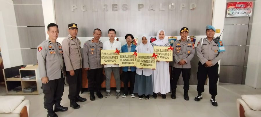 Polres Palopo memberikan Beasiswa kepada anak-anak Polri yang beprestasi