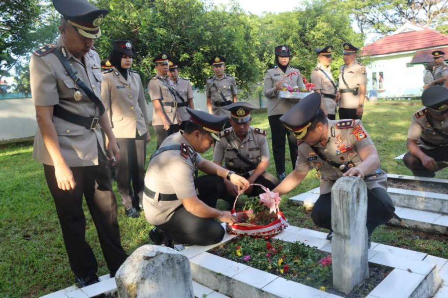 Dalam Rangka HUT Ke 78 Bhayangkara , Kapolres Bersama PJU Dan Personel Ziarah Ke Makam Pahlawan Maros