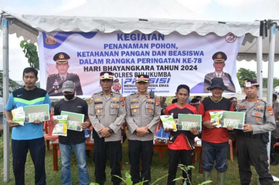 Peduli Lingkungan, Polres Bulukumba Gelar Penanaman Pohon dan Penyerahan Beasiswa