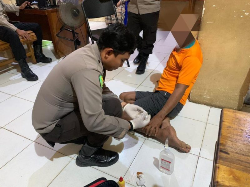 Si Dokkes Polres Sidrap Pastikan Kesehatan Tahanan Terjaga dengan Pemeriksaan Rutin